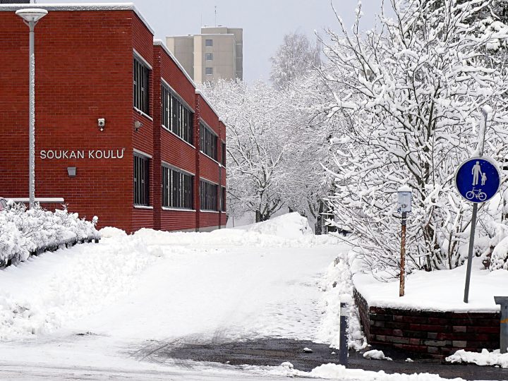 Koulupäivä alkaa myöhemmin? Espoo valmistelee pilottia – hyvinvointi vs. arjen aikataulut