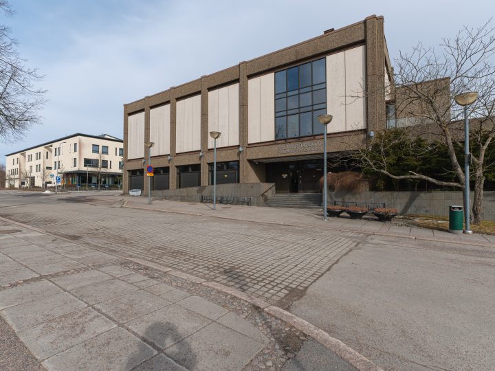 Espoon valtuusto hyväksyi vuoden 2026 talousarvion – lisää rahaa lapsille ja nuorille, parkkisakot nousevat