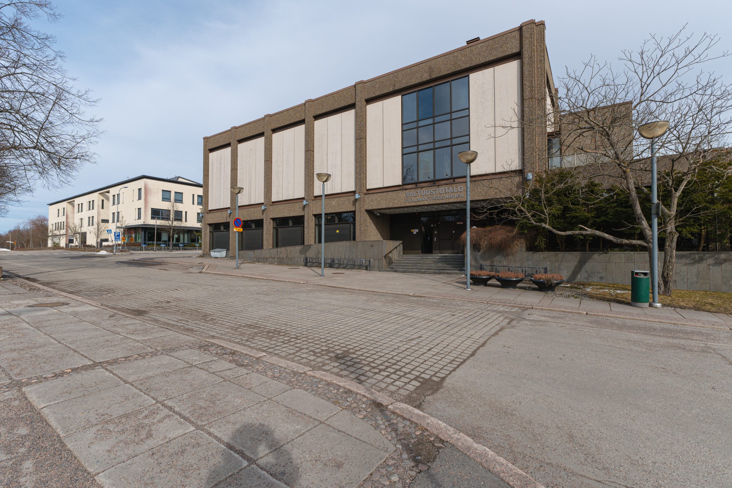 Espoon valtuusto hyväksyi vuoden 2026 talousarvion – lisää rahaa lapsille ja nuorille, parkkisakot nousevat