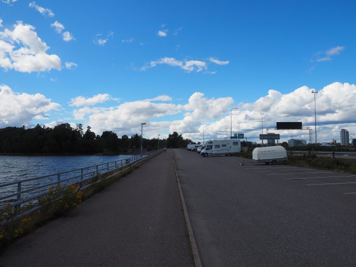 Maksullinen pysäköinti kallistuu Espoossa – näin kadunvarsimaksut muuttuvat vuodenvaihteessa