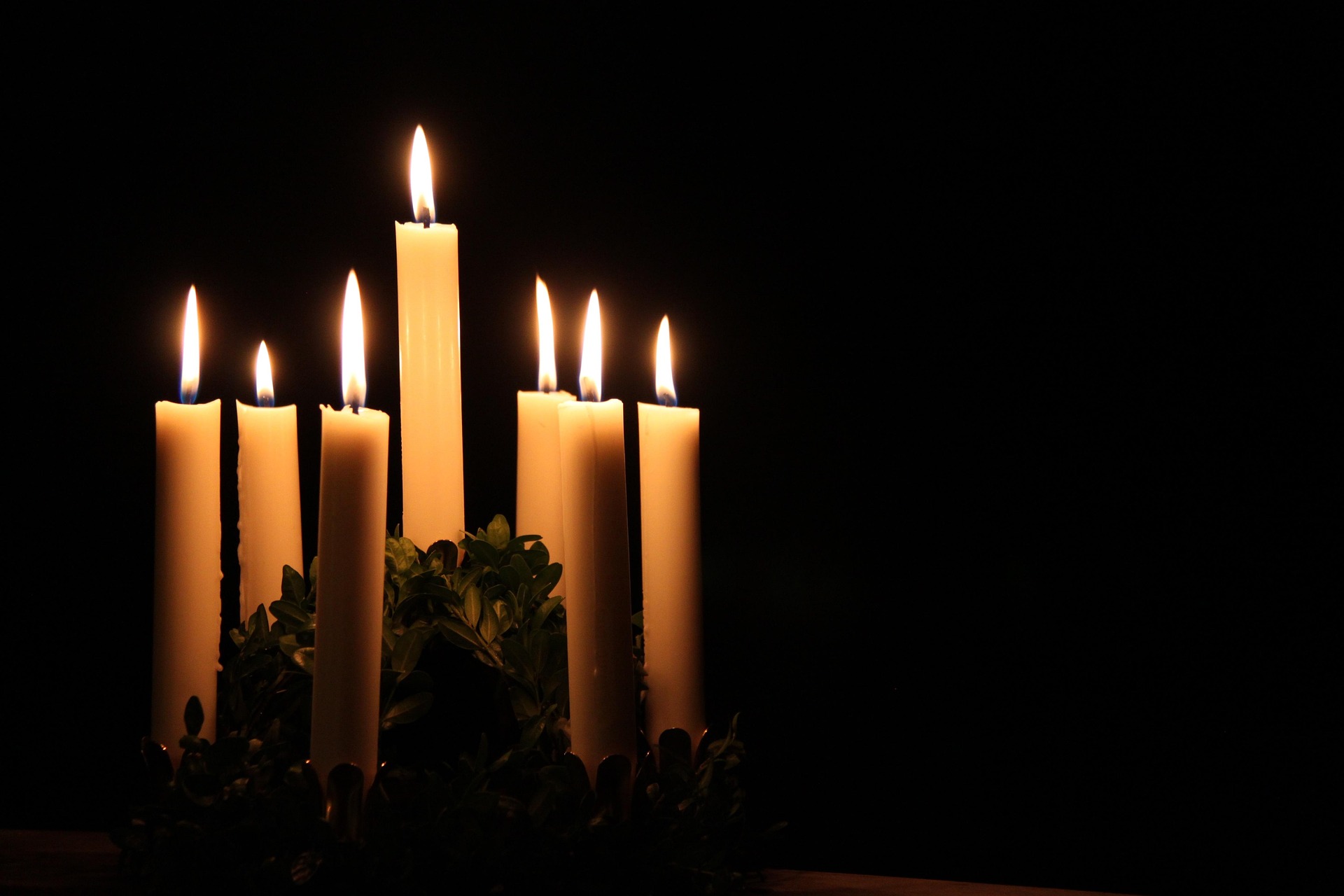 Kynttilävalo syttyi Espoossa ruutuun asti – Svenska Ylen Lucia-aamu vei Oittaan ja Bodomin kartanoon