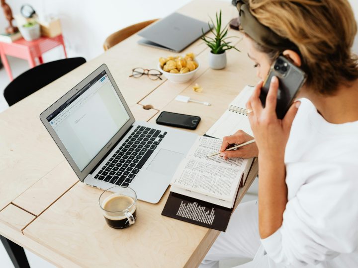 Työnantajien neuvontapuhelin auttaa myös joulun alla – muista poikkeusaukiolot