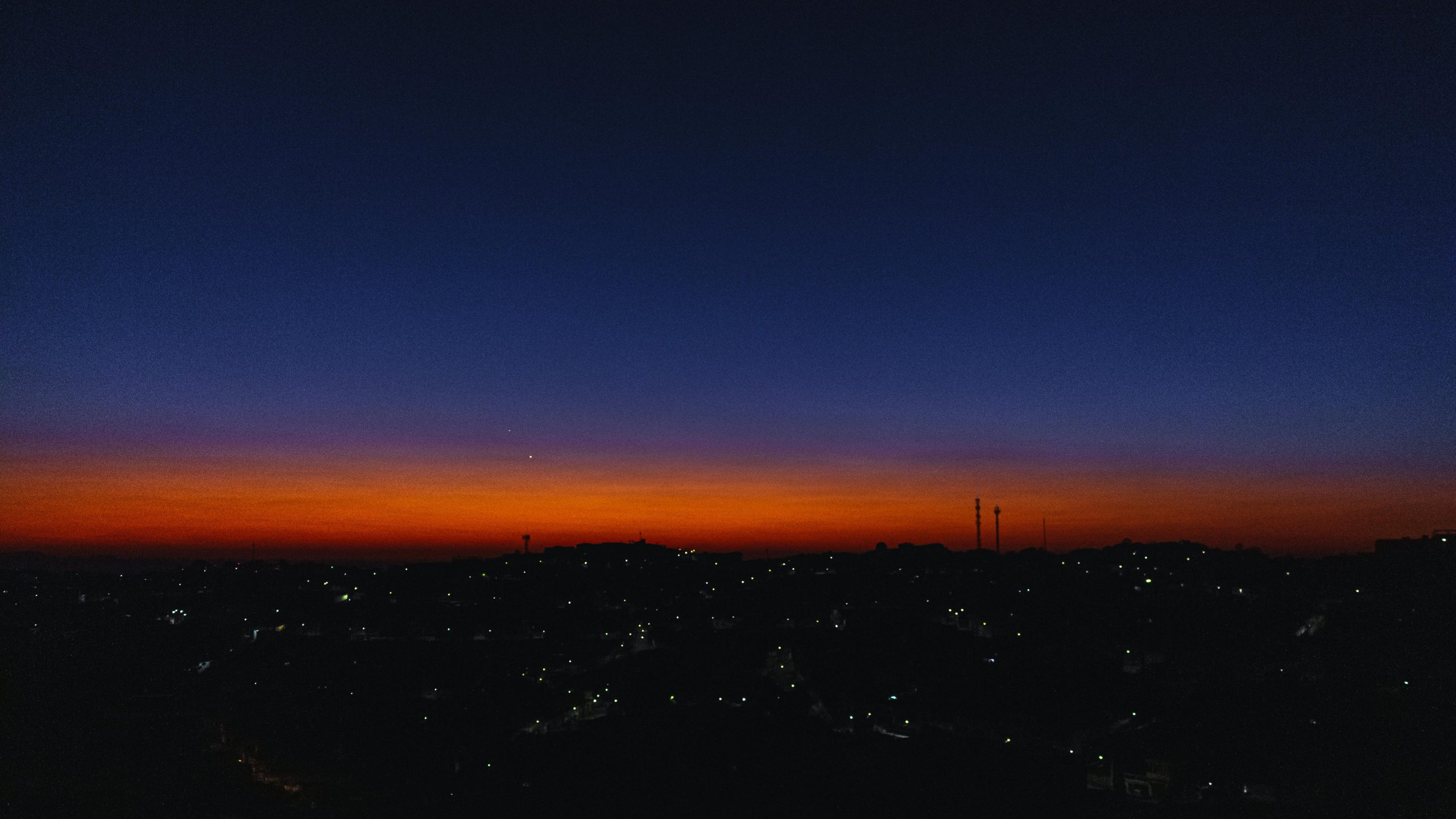 Espoo värjäytyi oranssiksi – kampanja muistuttaa naisiin ja tyttöihin kohdistuvasta väkivallasta