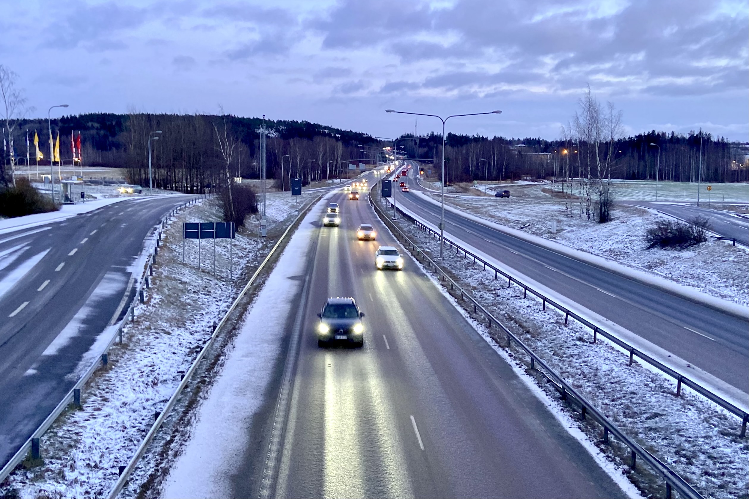 Espoossa useita pieniä liikenneonnettomuushälytyksiä 3.1.2026 – iltapäivään osui lyhyt ruuhkapiikki