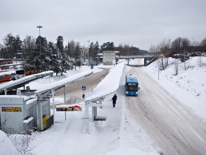 Liukas keli ruuhkautti poliisin tehtävät – Espoossa korostuivat peräänajot ja läheltä piti -tilanteet