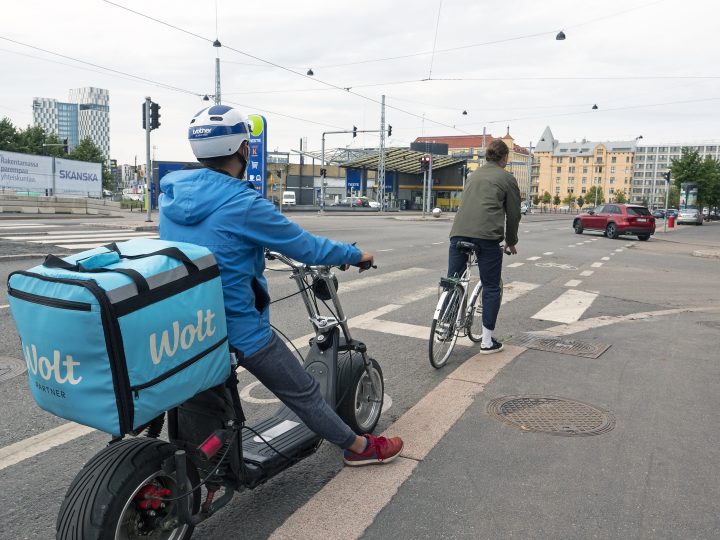 Wolt-tilien vuokraus näkyy myös Espoossa – uusi ilmiö pakottaa alustat tiukentamaan valvontaa