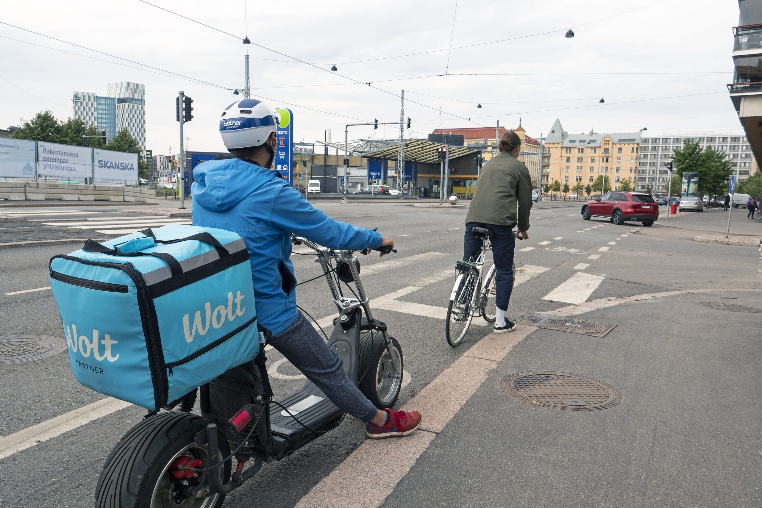 Wolt-tilien vuokraus näkyy myös Espoossa – uusi ilmiö pakottaa alustat tiukentamaan valvontaa