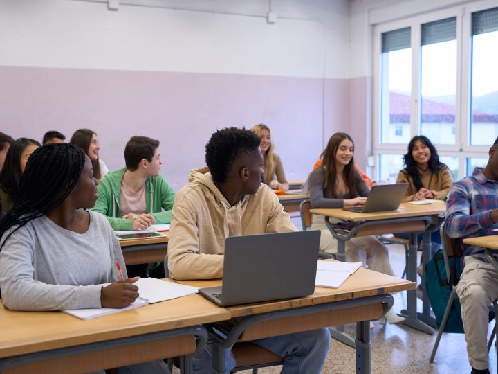 Kieliä yli 50, arki sama – Kirstin koulussa monikielisyys on oppimisen perusta