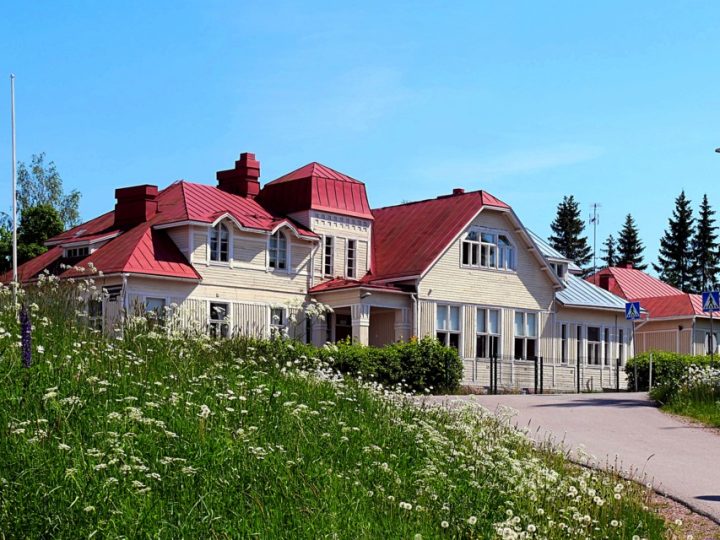 Kurttilan vanhalle Kungsgårdsskolanille etsitään ostajaa: Espoo hakee kunnostajaa ja uutta toimintaa arvokiinteistöön