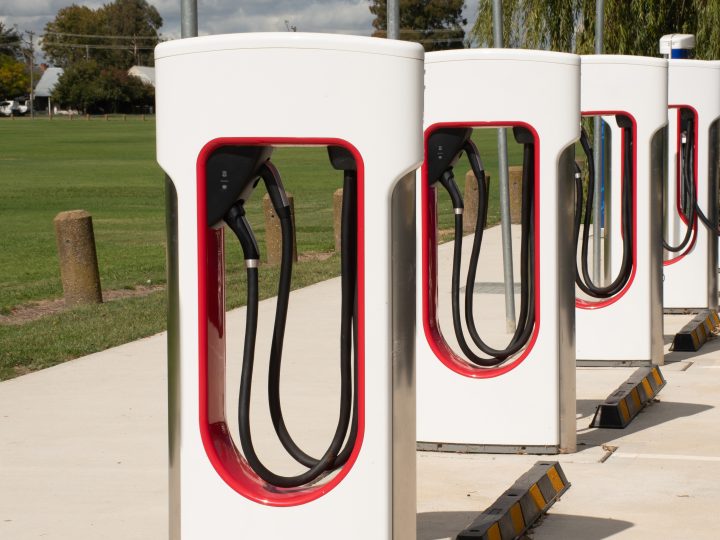 Uusimaa veti sähköautoja 2025 – Tilastokeskus kertoi ensirekisteröintien kehityksestä