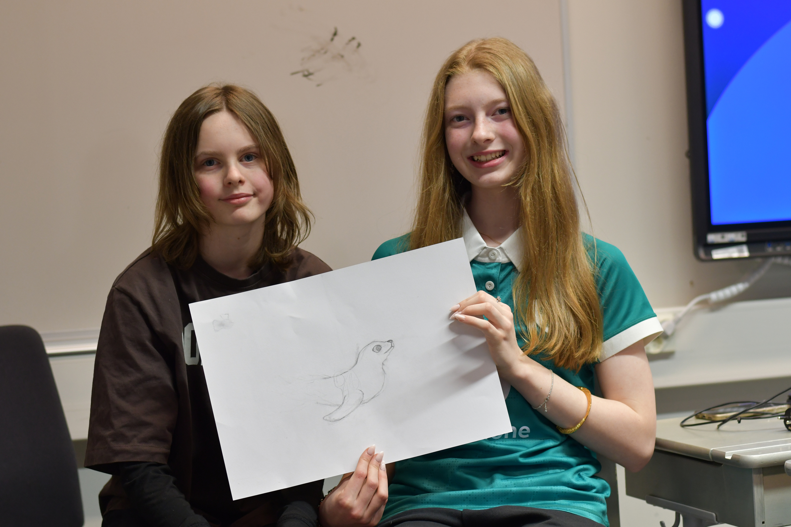 Eeve ja Etaín esittelevät julistettaan.