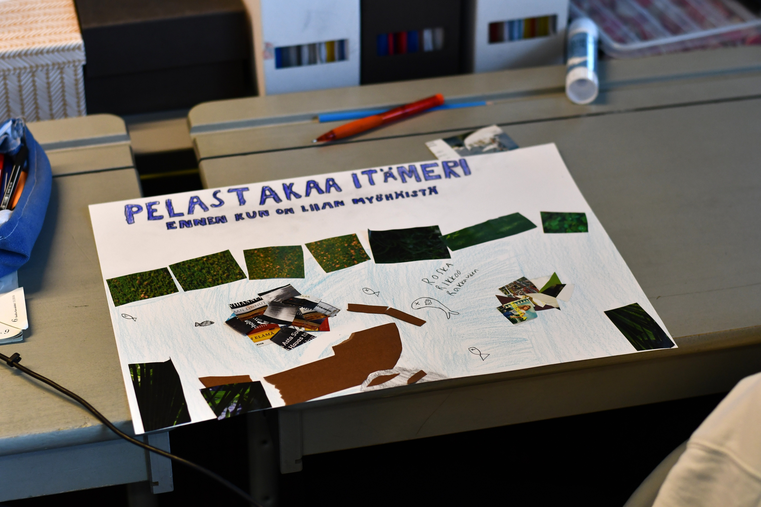 Pelastakaa Itämeri -juliste pöydällä.