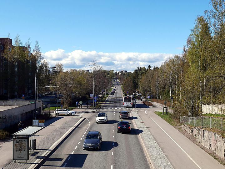 Maksullinen pysäköinti laajenee Espoossa – päätös osuu keskuksiin ja asemien ympärille