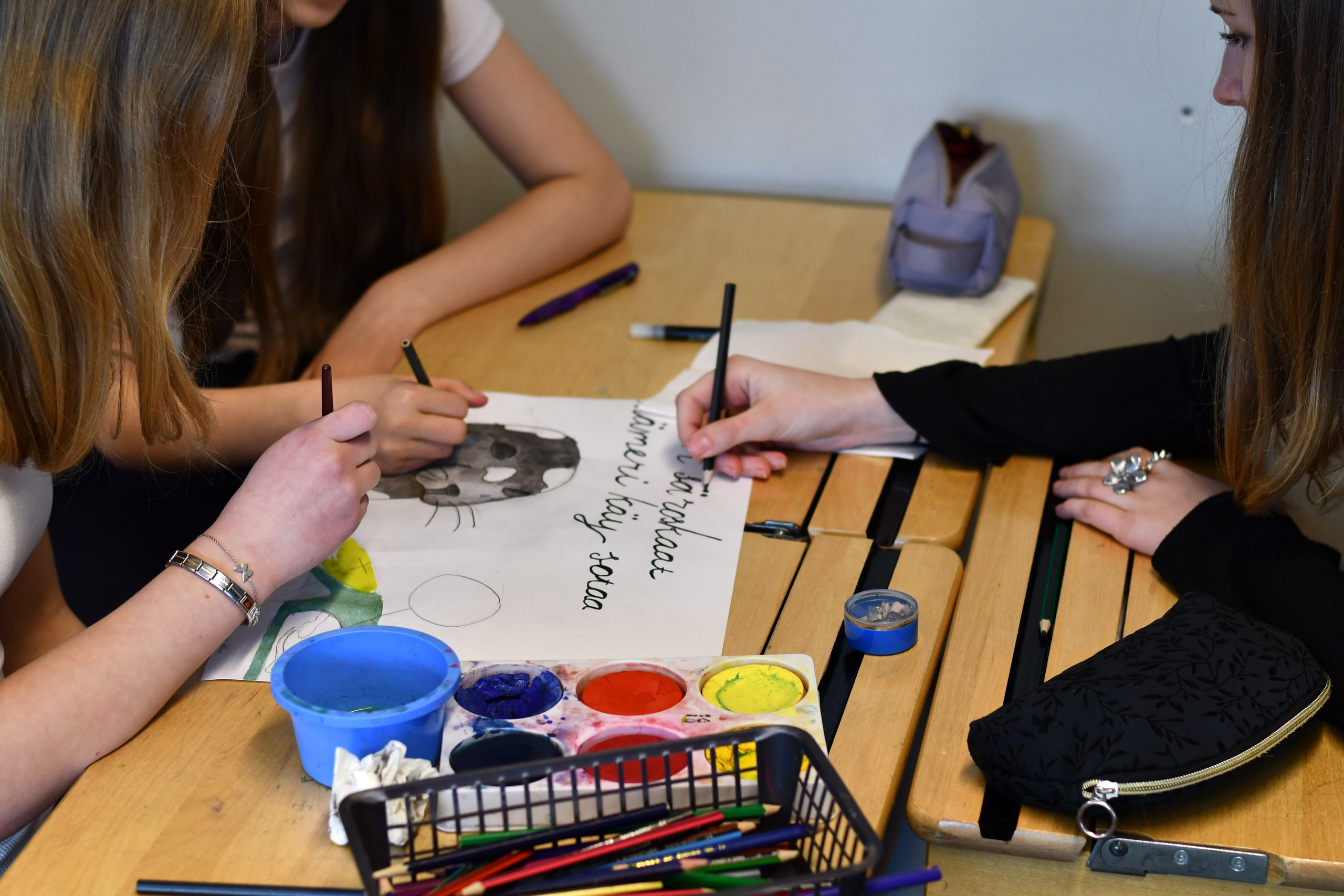 Oppilaat työstävät Itämeri-aiheisia julisteitaan luokassa.