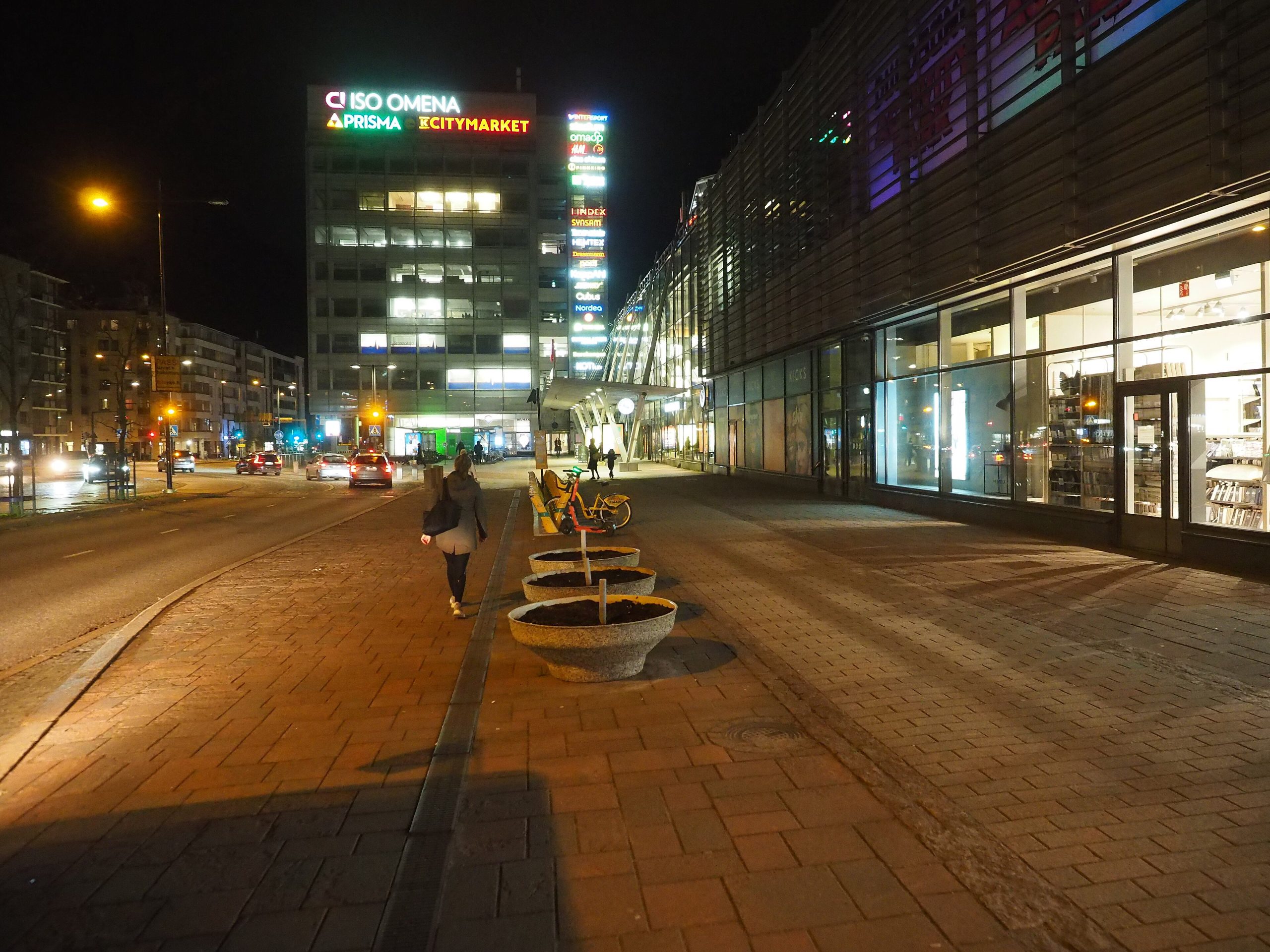 Poliisi etsii yhä Matinkylässä iäkästä naista auttanutta miestä – todistajahavainto voi viedä tutkintaa eteenpäin