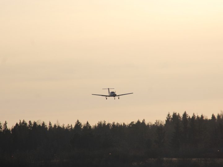 Espoon yllä näkyvä pienkone voi liittyä kaupungin mittauksiin – huhtikuu tuo ilmakuvauksia ja laserkeilausta