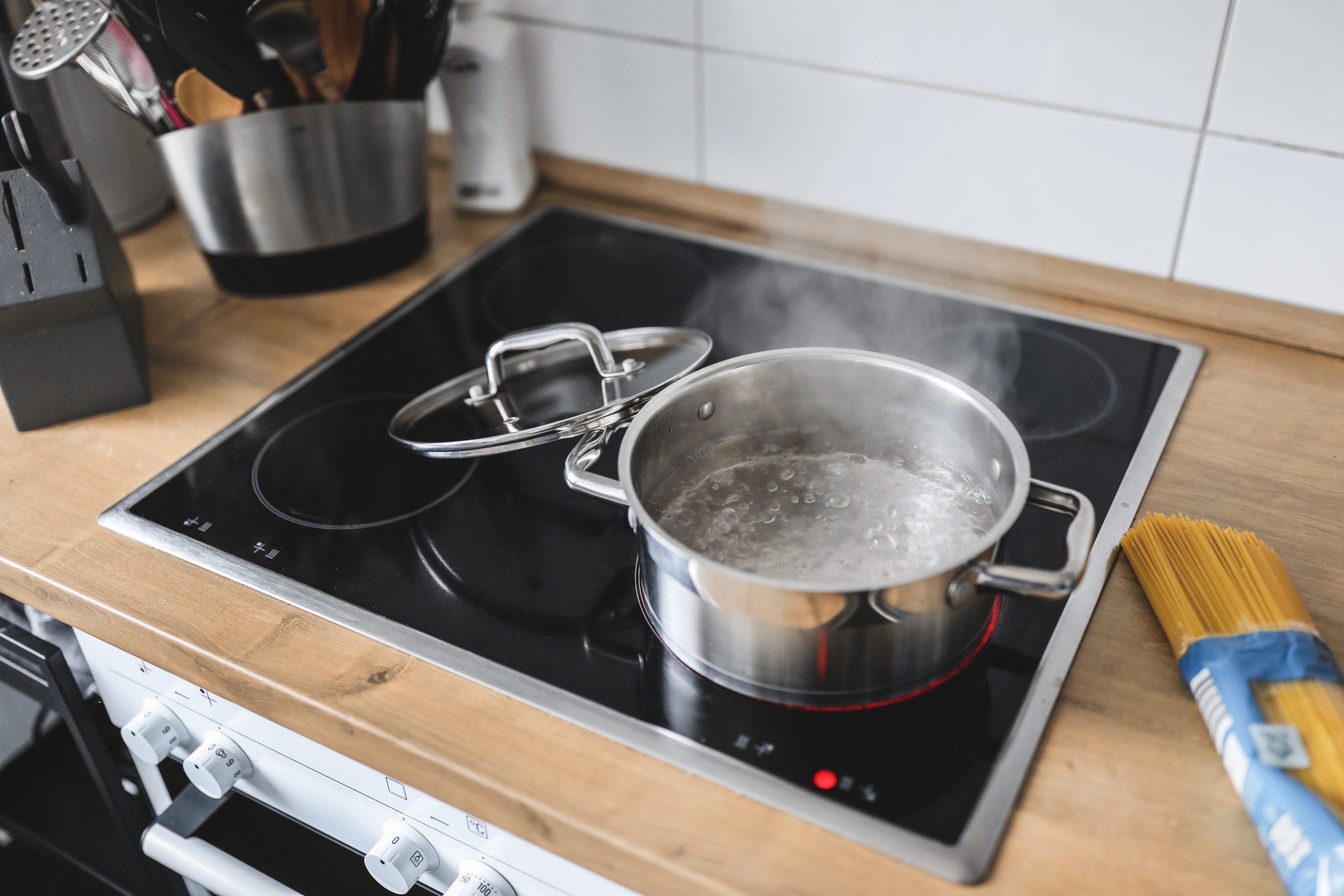 Pohjois-Espoon keittokehotus jatkuu – vesi on keitettävä viiden minuutin ajan