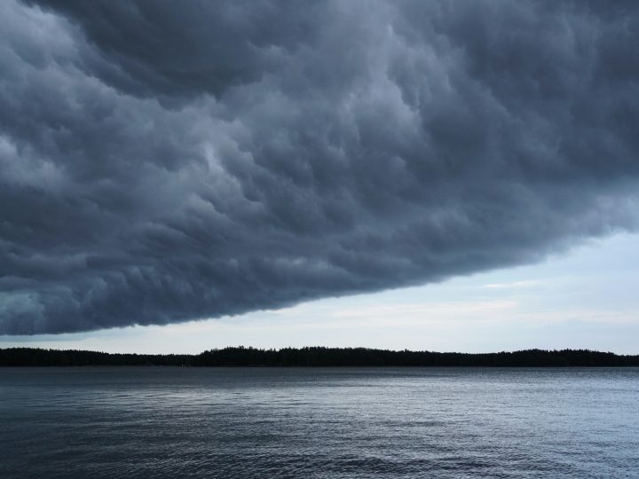 Puuskat nousivat Espoossa vaarallisen koviksi – alkuviikko jää koleaksi, 1.–2.5.2026 voi lämmetä selvästi