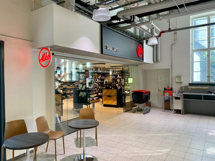 Alkon tulevaisuudesta varoitetaan nyt suoraan – Espoossa viinikeskustelu näkyisi heti ruokakaupoissa ja arjen ostoksissa