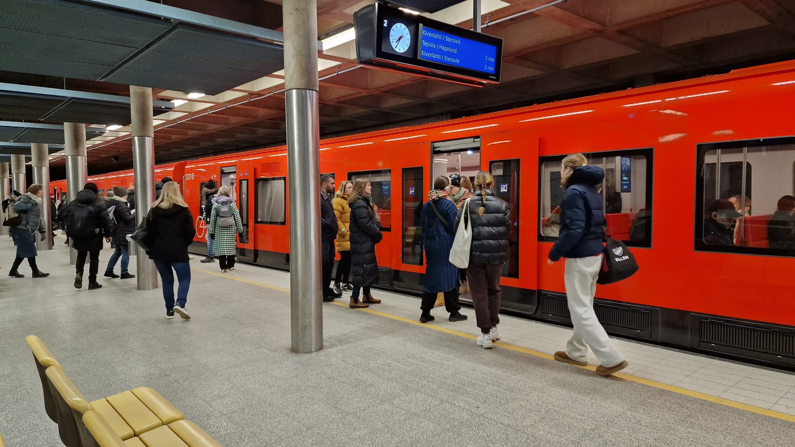 Turvattomuuden tunne vähentää osan espoolaisten joukkoliikennematkoista – HSL lisää valvontaa lähijuniin