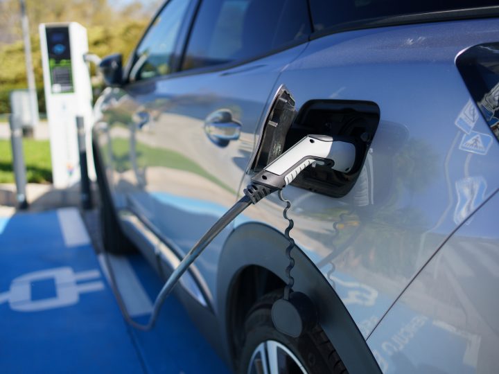 Espoon täyssähköautojen pysäköintialennus päättyy 19.4.2026 – muutos näkyy heti arjen parkkeihin