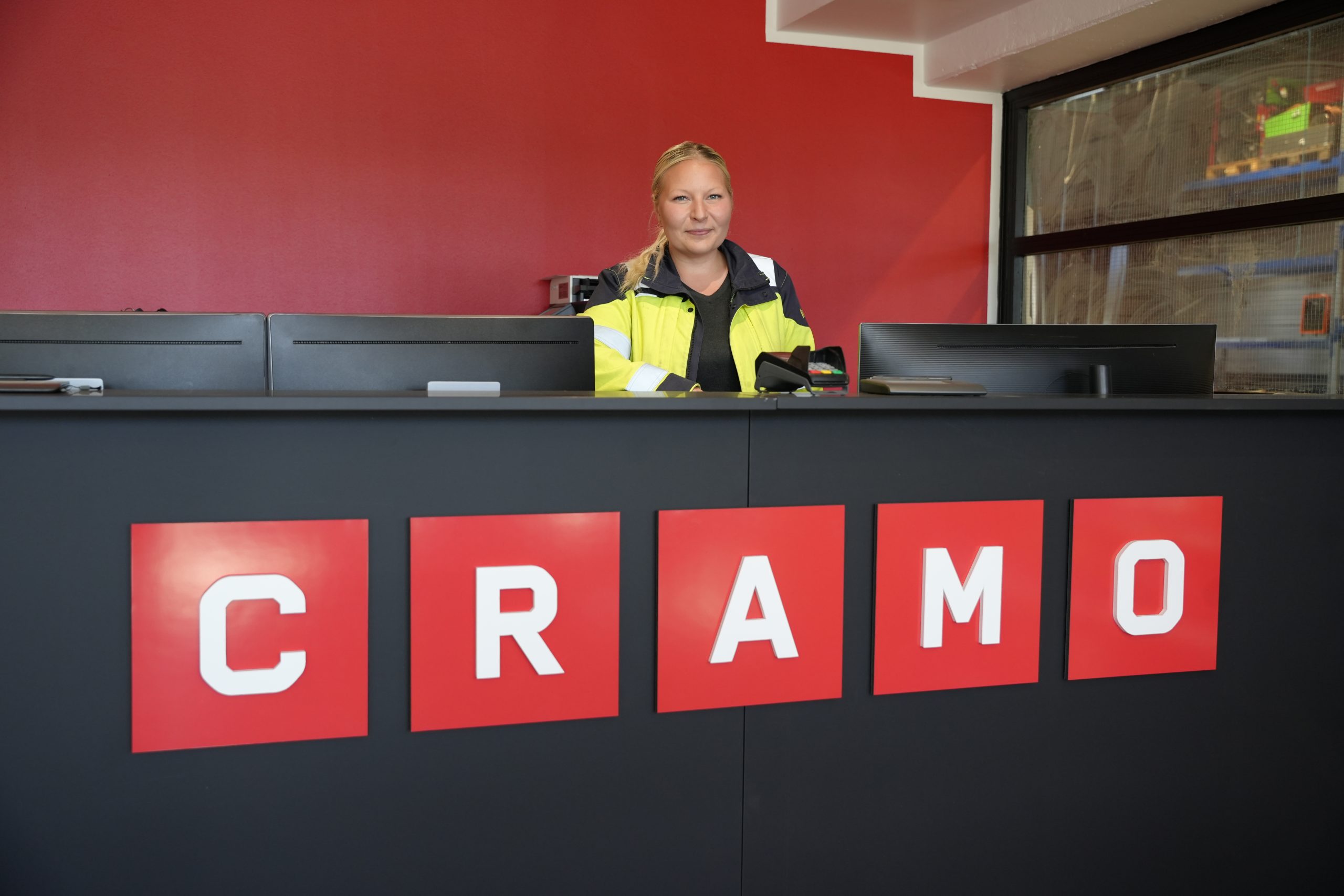 Riia Väisänen Cramon Espoon uuden toimipisteen asiakaspalvelutiskillä.