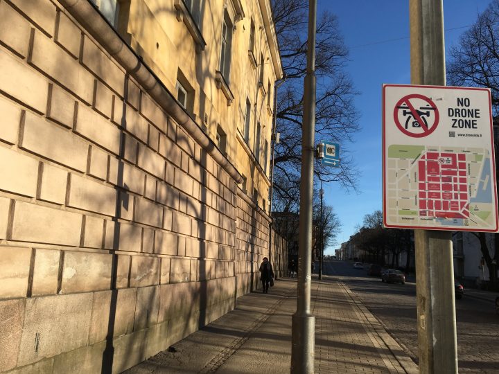 Uudenmaan droonivaroitus etenee puolustusvaliokuntaan – Espoossa huomio kääntyy vaaraviestien tavoittavuuteen