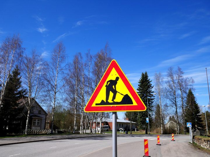 Espoon katutyömailla tehovalvonta: jalankulkijoiden reitit ja työmaa-aidat tarkempaan syyniin