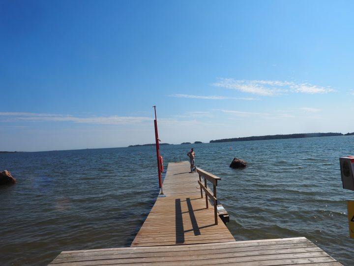 Mellstenin päättäjäisyö kokosi toista tuhatta nuorta – poliisi tyhjensi rannan rauhallisesti