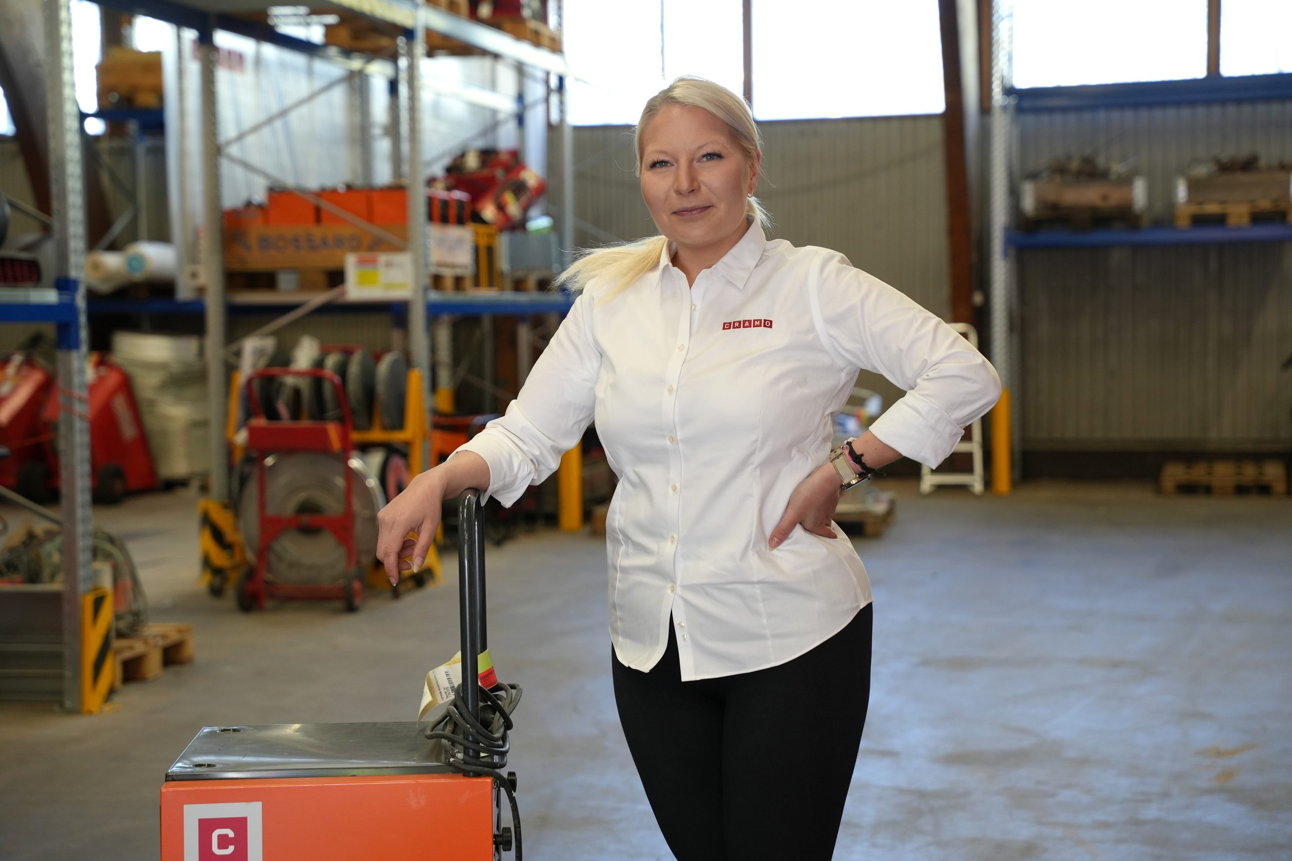 Riia Väisänen Cramon Espoon vuokraamossa.