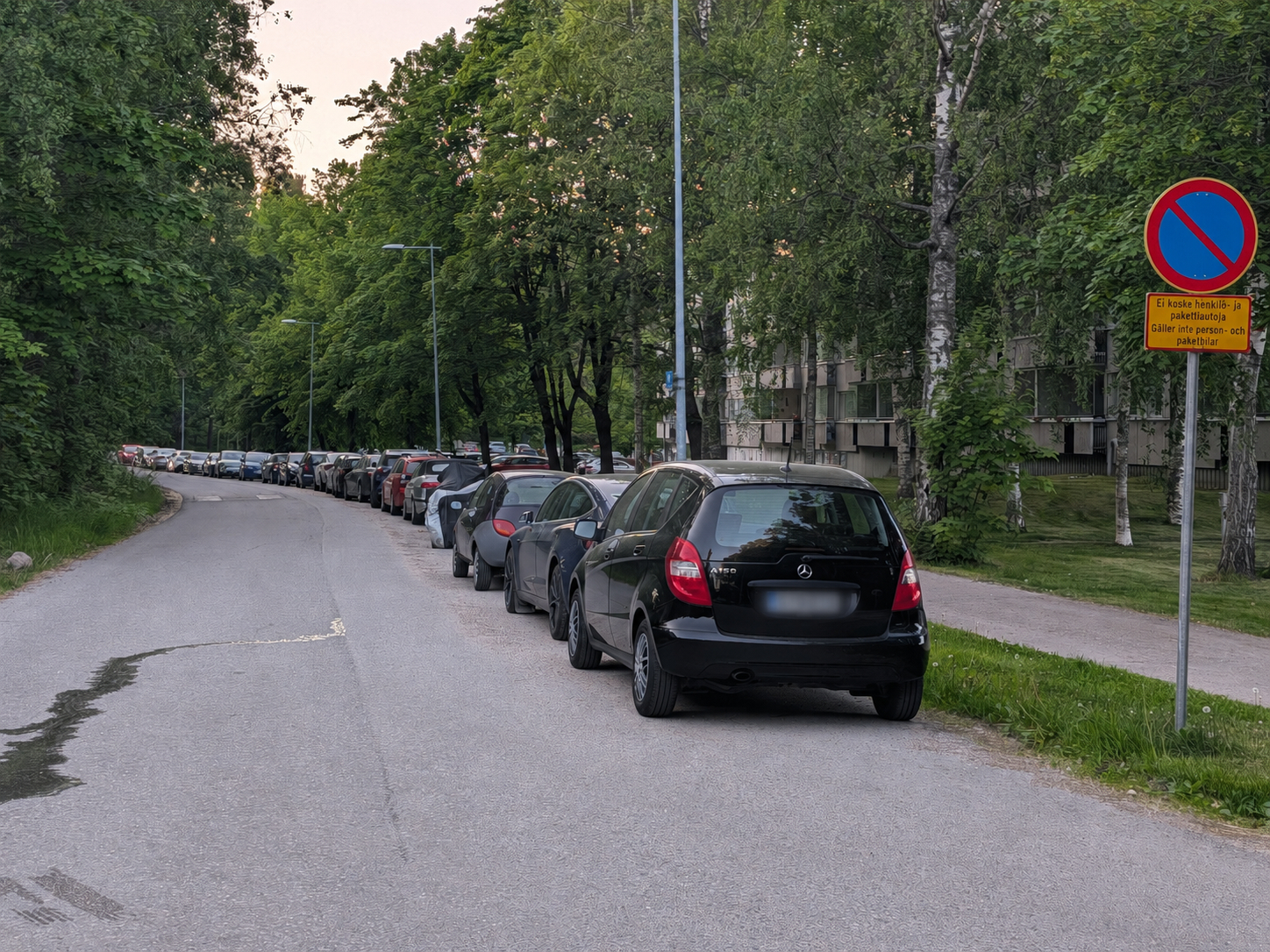 Pysäköityjä autoja Hakamäen alueella Espoossa