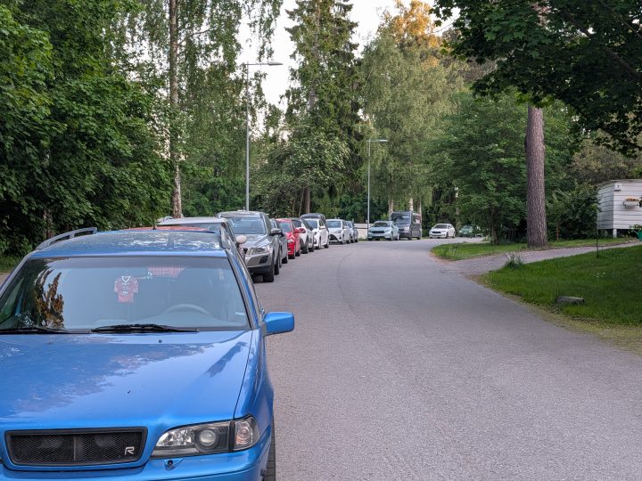 Maksullisen pysäköinnin laajeneminen huolettaa Espoossa – Espoon kaupunki kartoittaa asukaspysäköintitunnuksen tarvetta syksyllä