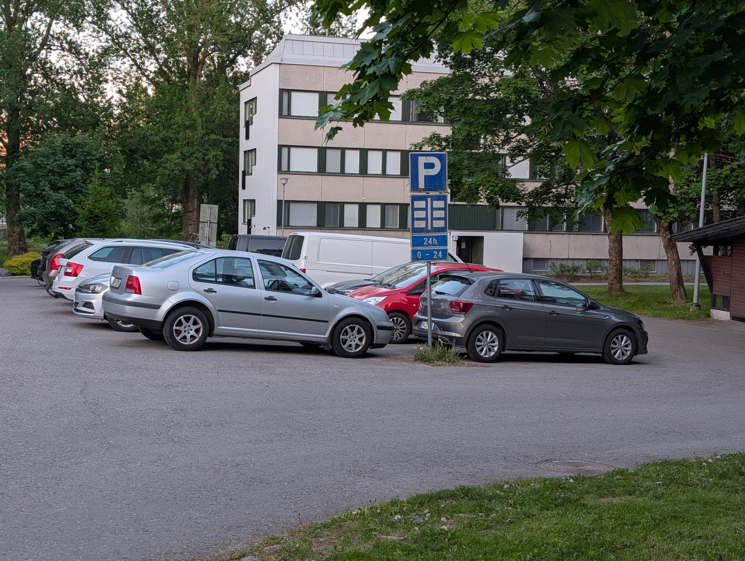 Pysäköintipaikkoja ja sininen P-liikennemerkki Hakamäen alueella Espoossa