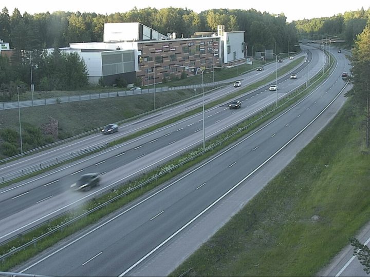 Juhannuksen paluuliikenne kasaantui iltaan – päivä sujui pääosin rauhallisesti