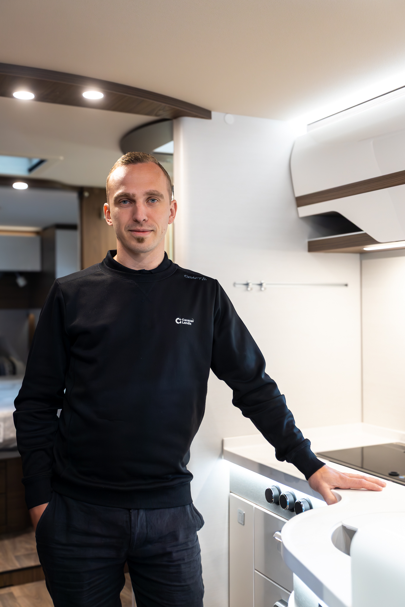 Caravanlandian uusi myyntijohtaja Eerik Koskelo matkailuauton sisätiloissa.