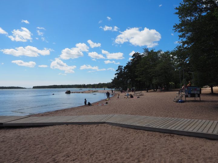 Tyhjä soutuvene löytyi Morsfjärdenistä, poliisi jatkoi etsintöjä vesillä