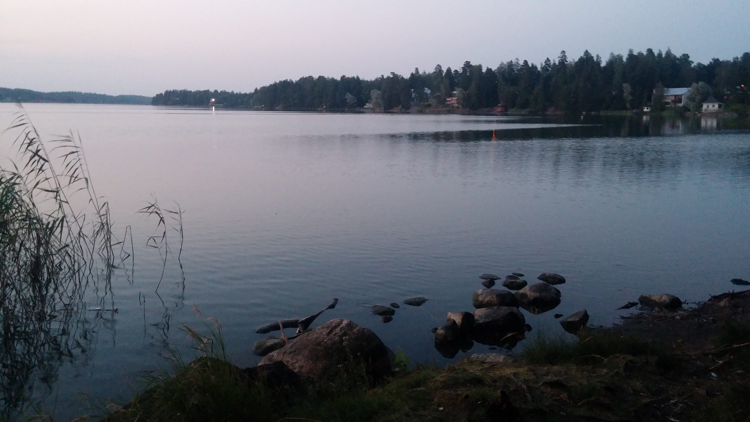 Hylätyt veneet poistuvat Espoon Pitkäjärven rannoilta – kaupunki muistuttaa omistajan vastuusta