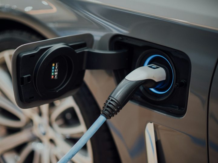Aalto-tutkimus: sähköautojen latauksen ajoitus voi pienentää 2030-luvun tehopulariskiä