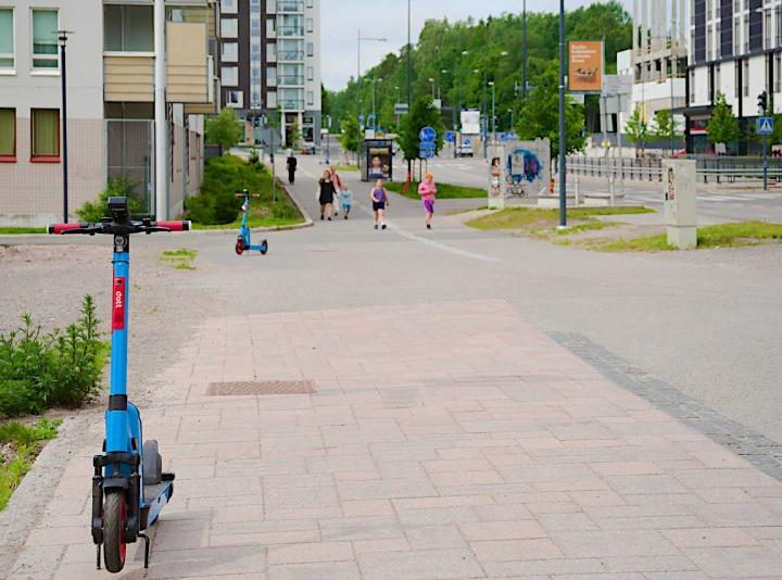 Sähköpotkulaudalla ei ajeta jalkakäytävällä – Traficomin kesämuistutus osuu Espoon keskuksiin