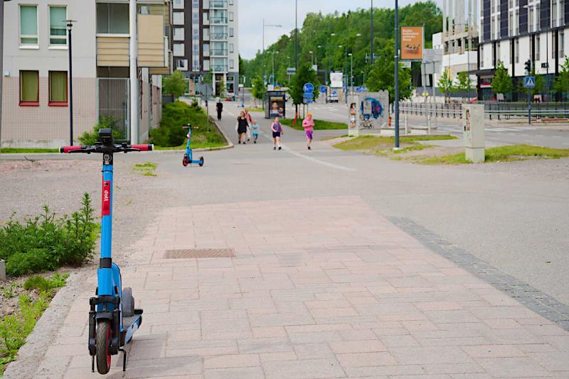 Sähköpotkulaudalla ei ajeta jalkakäytävällä – Traficomin kesämuistutus osuu Espoon keskuksiin