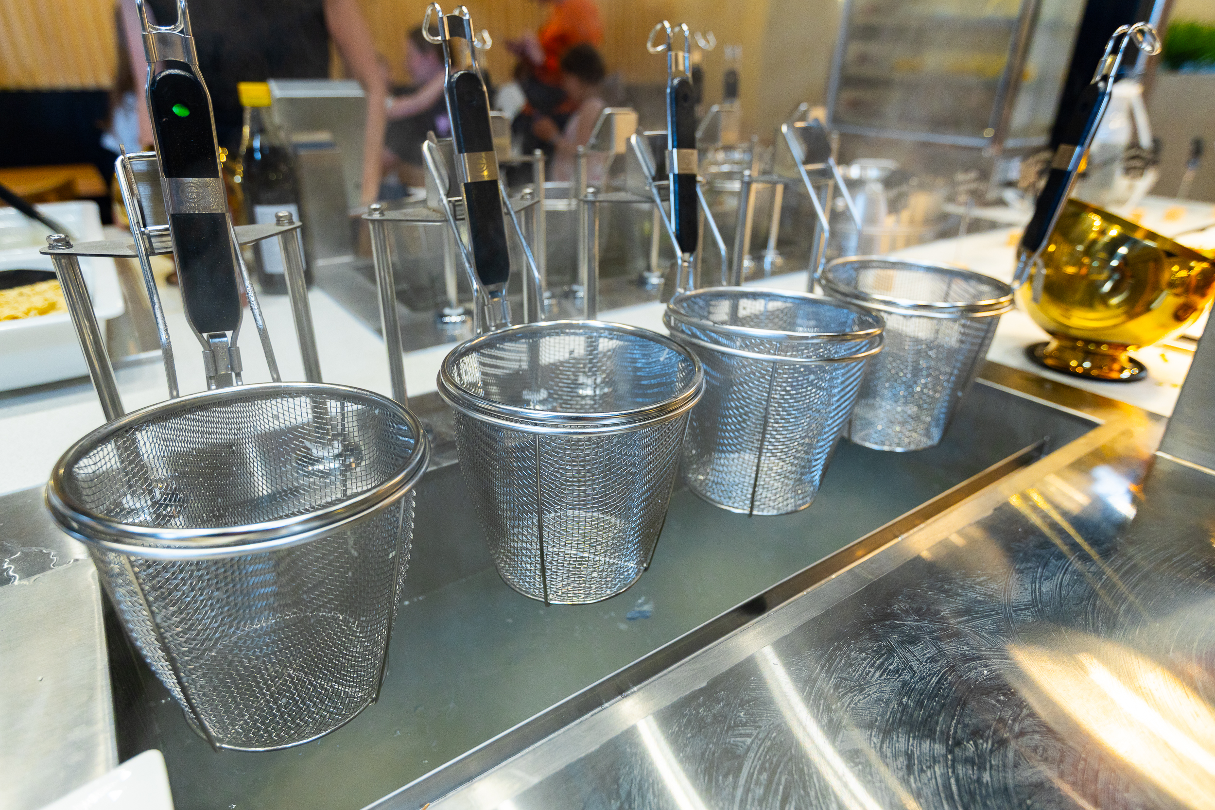 Automaattisen nuudelikeittimen metallisiivilät Ravintola Juku Lippulaivassa