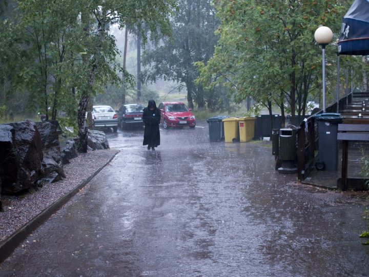Sade ottaa pääroolin Espoossa 5.7.2026 – iltapäivän kuurot pitävät kadut märkinä