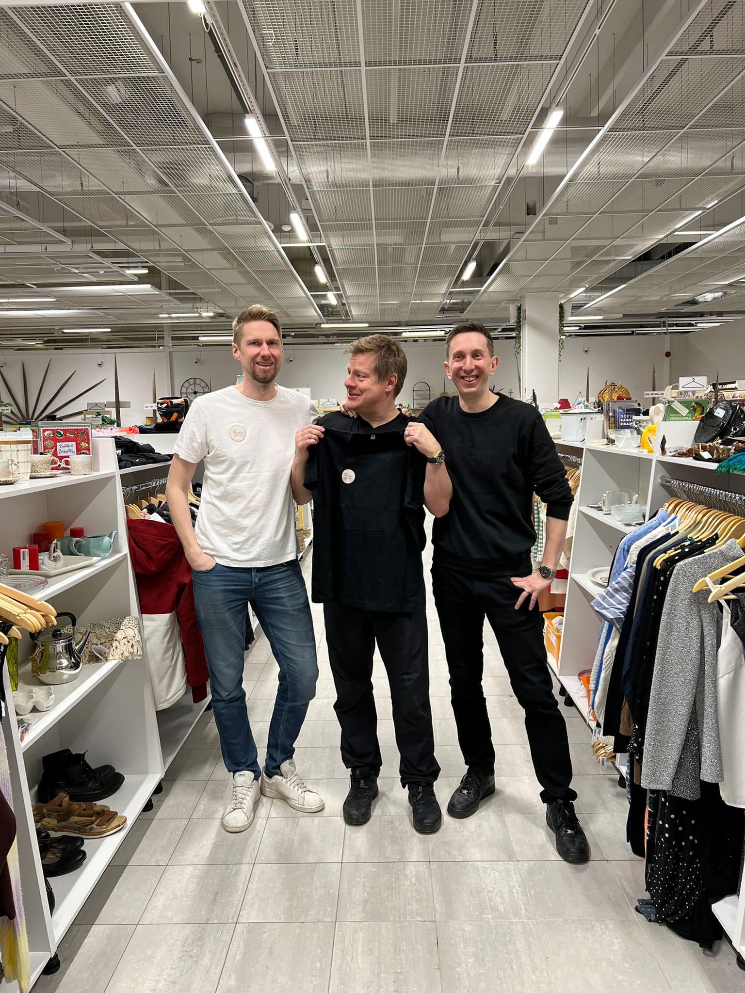 Bella Kirppiksen yrittäjät Mikko Paavola, Petri Laaksonen ja Tuukka Tikkanen myymälässä.