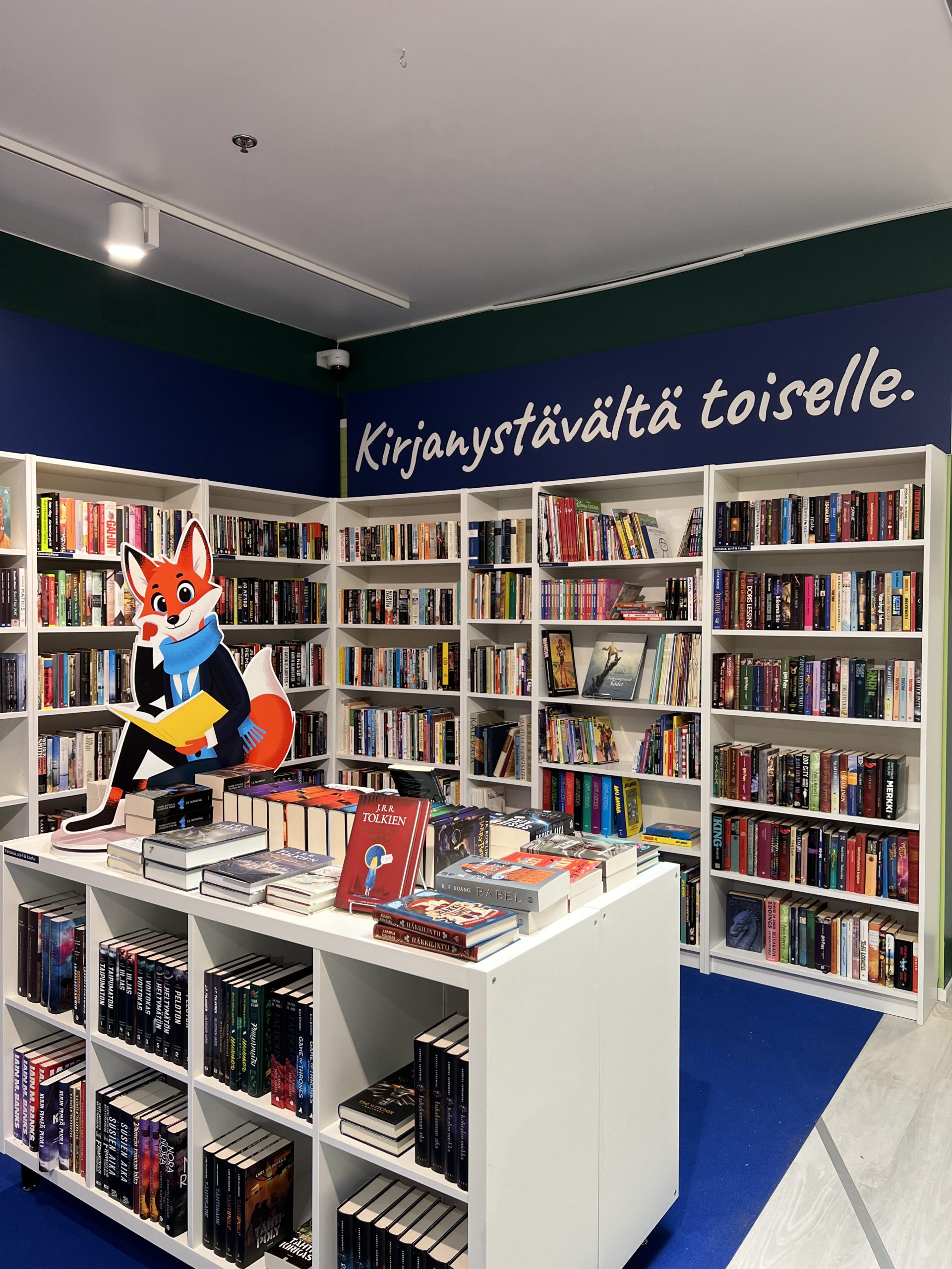 Käytettyjä kirjoja hyllyissä ja esittelypöydällä Finlandia Kirjan myyntipisteessä.