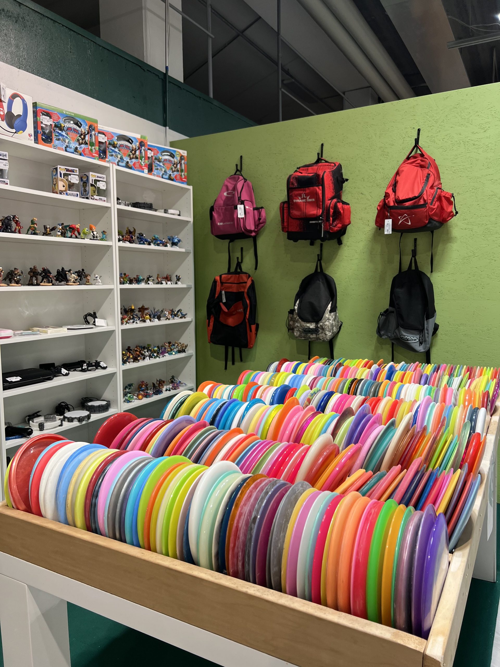 Värikkäitä käytettyjä frisbeegolfkiekkoja Bella Kirppiksen myyntipisteessä.