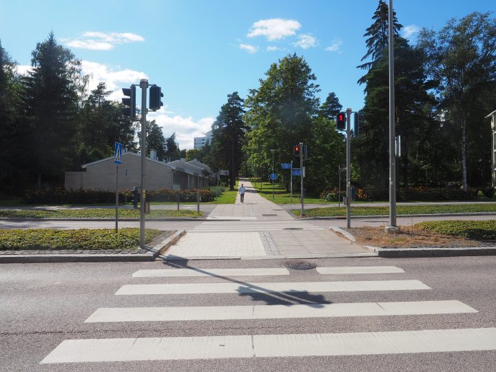 Poliisi tehostaa koulujen lähiliikenteen valvontaa – Espoon koulut alkavat 13.8.