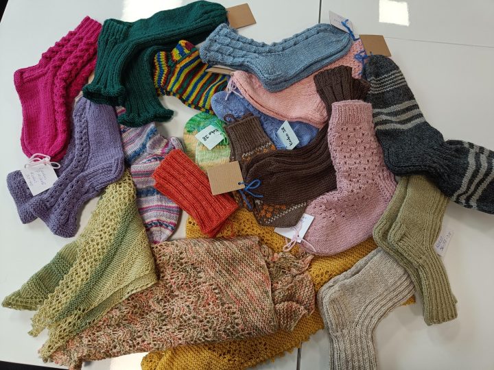 Espoossa kerättiin 142 käsityölahjaa ikäihmisille – lahjat jaetaan joulujuhlassa