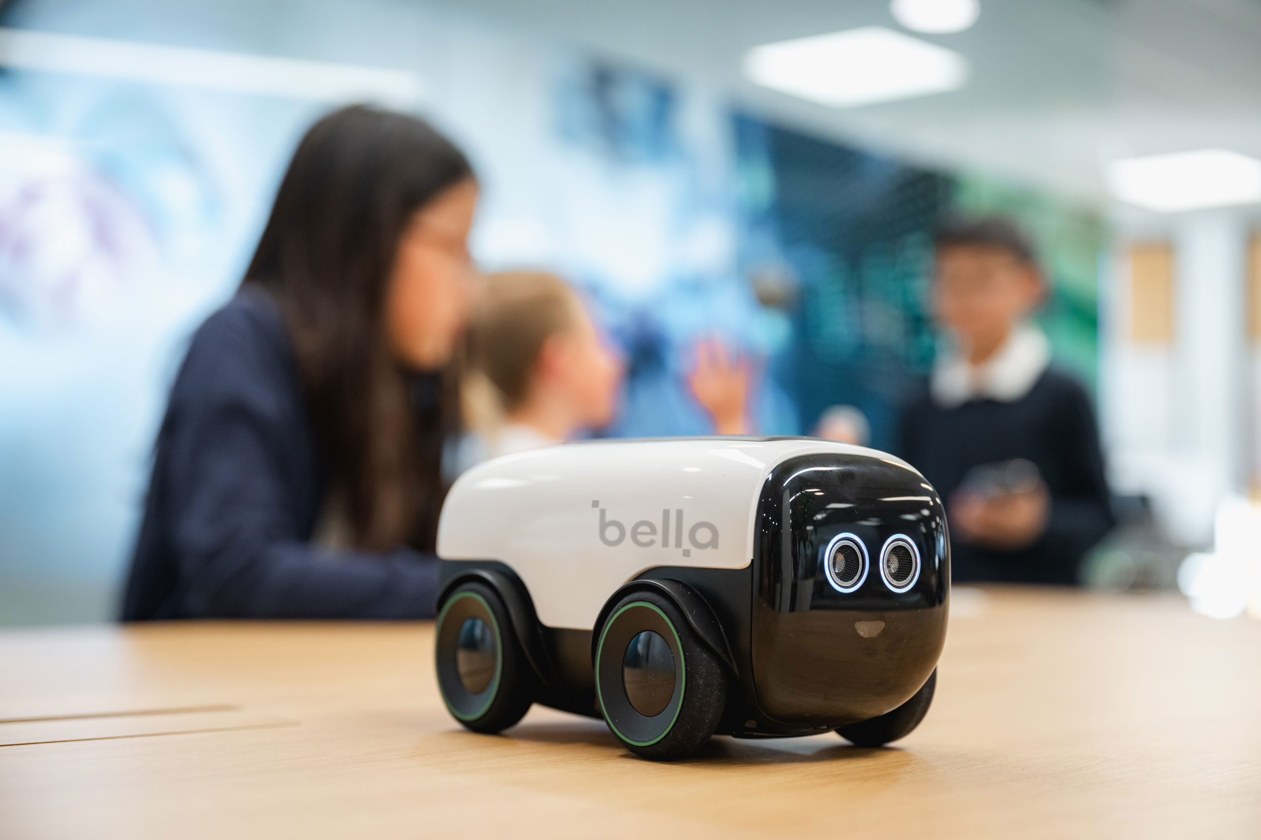 Bella-robotti saa kuudesluokkalaisista opettajia Espoon Yrityskylässä